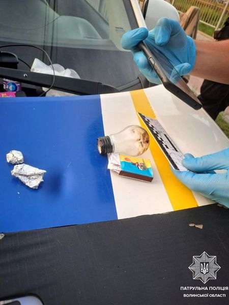 Поводився підозріло: у Луцьку в чоловіка знайшли наркотики і «прокурені» лампочки (фото)