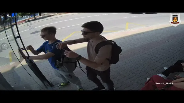 У Луцьку муніципали шукають молодиків, які приліпили листівку на «розумну» зупинку (відео)