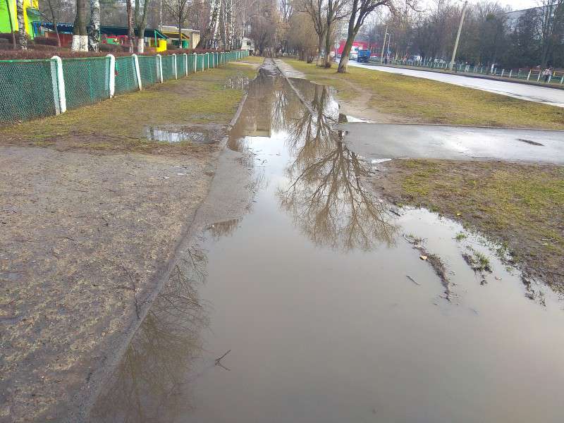 Суцільна калюжа: у Луцьку поскаржилися на доріжку на вулиці Ветеранів (фото)