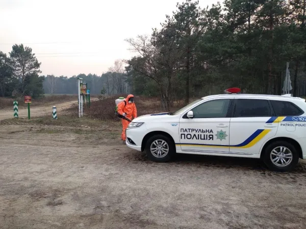 На Рівненщині на в’їзді в місто атомників дезінфікують автомобілі (фото)