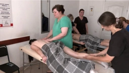 У Луцьку жінок безкоштовно навчають робити масаж (фото)