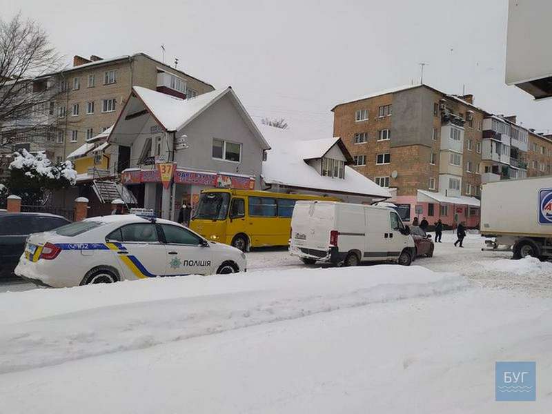 У Володимирі зіткнулися два авто і застрягла у снігу вантажівка (фото)