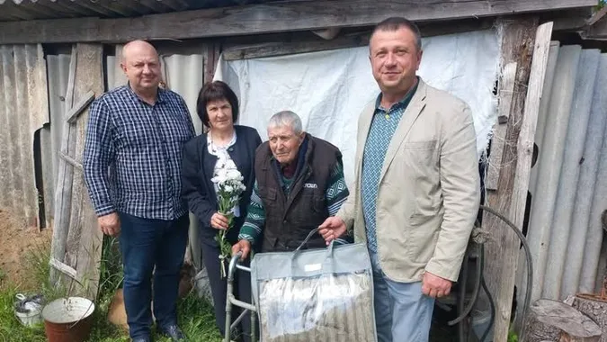 Четверо онуків та стільки ж правнуків: довгожитель з Волині відзначив 90-річчя