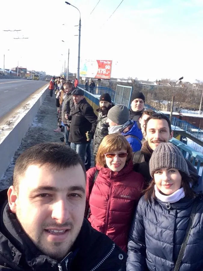 Лучани утворили  живий «ланцюг єднання» (фото)