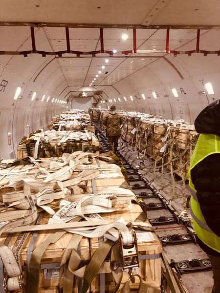 «Далі буде»: до України прибув восьмий літак із 86 тоннами допомоги США (фото)
