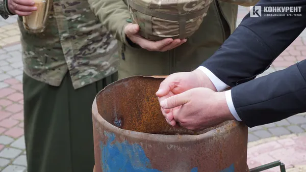 Волонтери привезли у Луцьк вогонь єдності (фото)