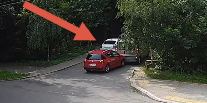 Здавав задом: у Луцьку на в'їзді до парку зіткнулися бус і легковик (відео)