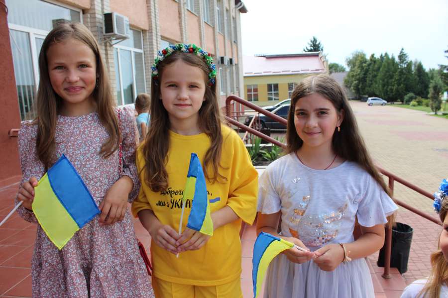 Юні волонтерки з Липин зібрали 9 тисяч гривень для ЗСУ (фото)