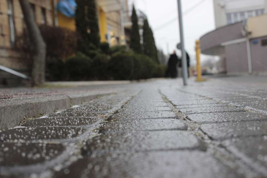 Ожеледиця у Луцьку: місто ледь тримається на ногах (фото)
