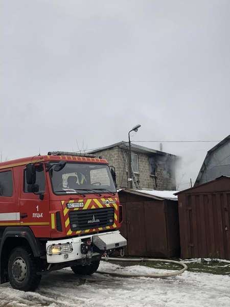 У Луцьку – пожежа в гаражному кооперативі (фото)