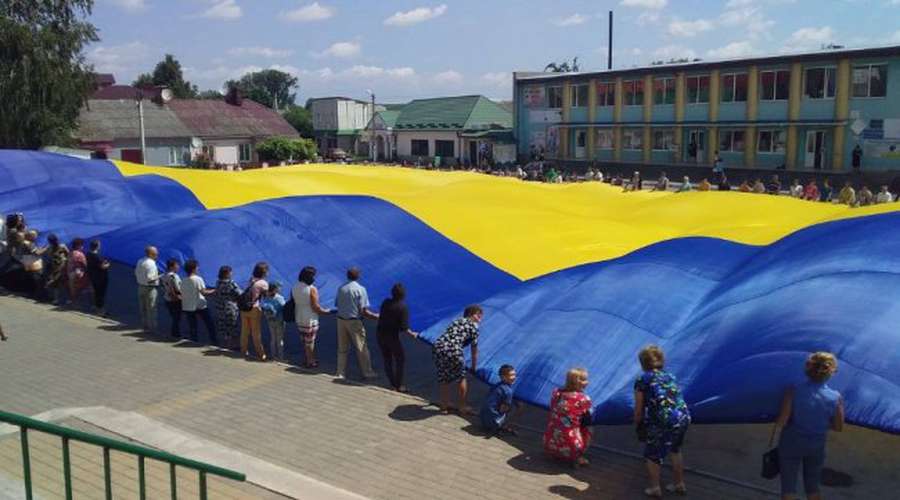 На Волині розгорнули найбільший в Україні державний прапор (фото)