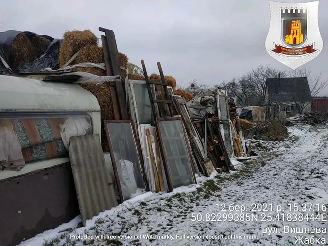 Волинянин перетворив власне подвір'я на звалище (фото)