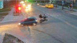 Підкинуло в повітря: показали момент зіткнення автомобіля та мотоцикла в Луцьку (відео)