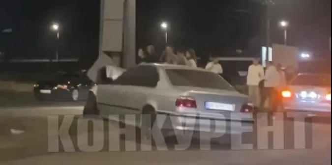 У Луцьку BMW зіткнулася з «ніссаном» та протаранила білборд (відео)