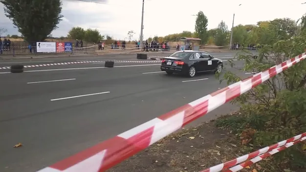 У Черкасах під час автопереганів авто збило глядача (відео)