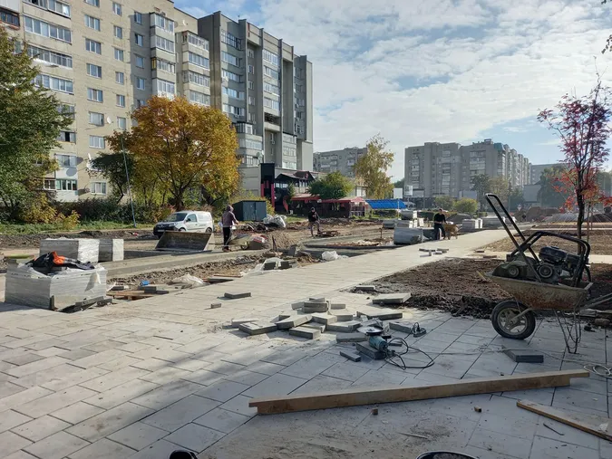 Викорчовані дерева та плитка: що коїться біля луцького РАЦСу (фото)