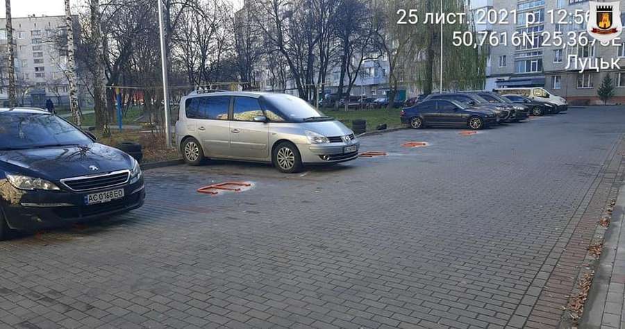 У Луцьку муніципали демонтують юніпаркери, які автовласники встановили у своєму дворі (фото)