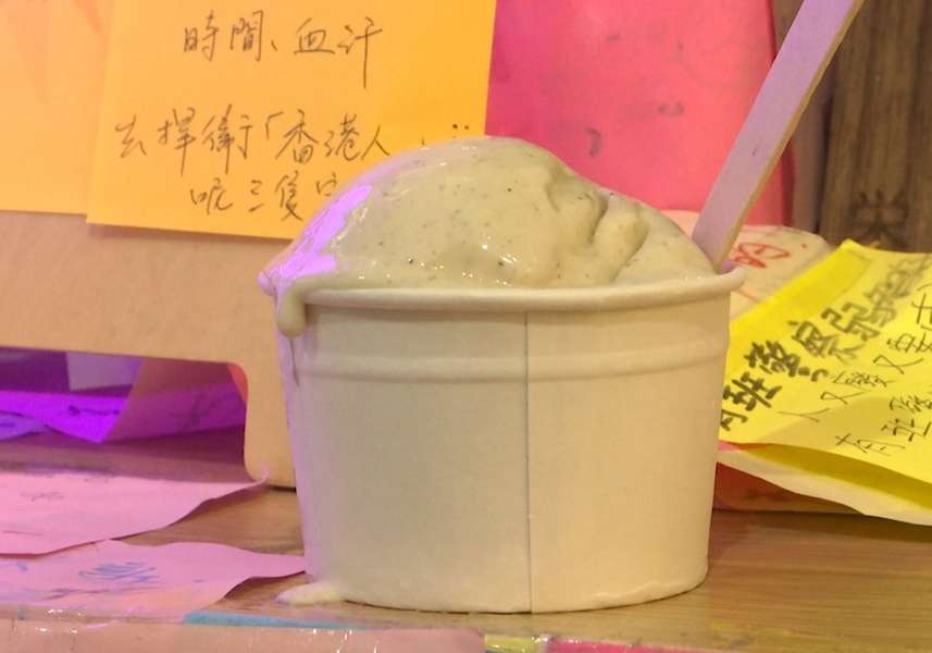 Смак протесту: у Гонконзі продають морозиво зі смаком сльозогінного газу