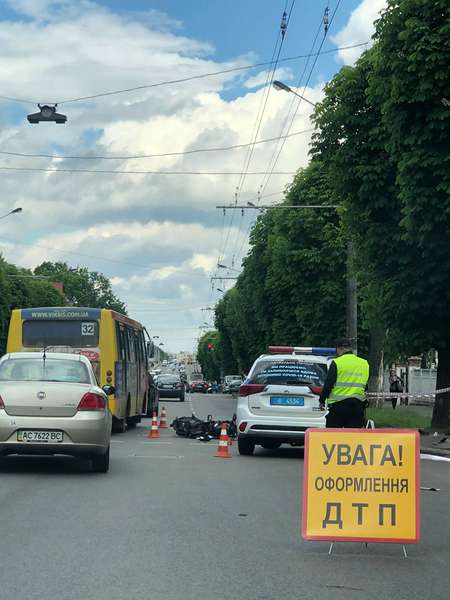 На Перемоги в Луцьку аварія: мотоцикліста забрали в лікарню (ФОТО)