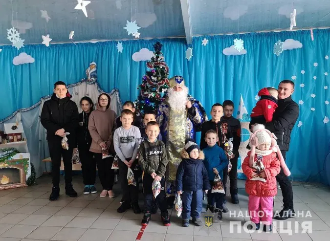 Підгайцівський поліцейський офіцер перевтілився в Святого Миколая та вітає дітей (фото)