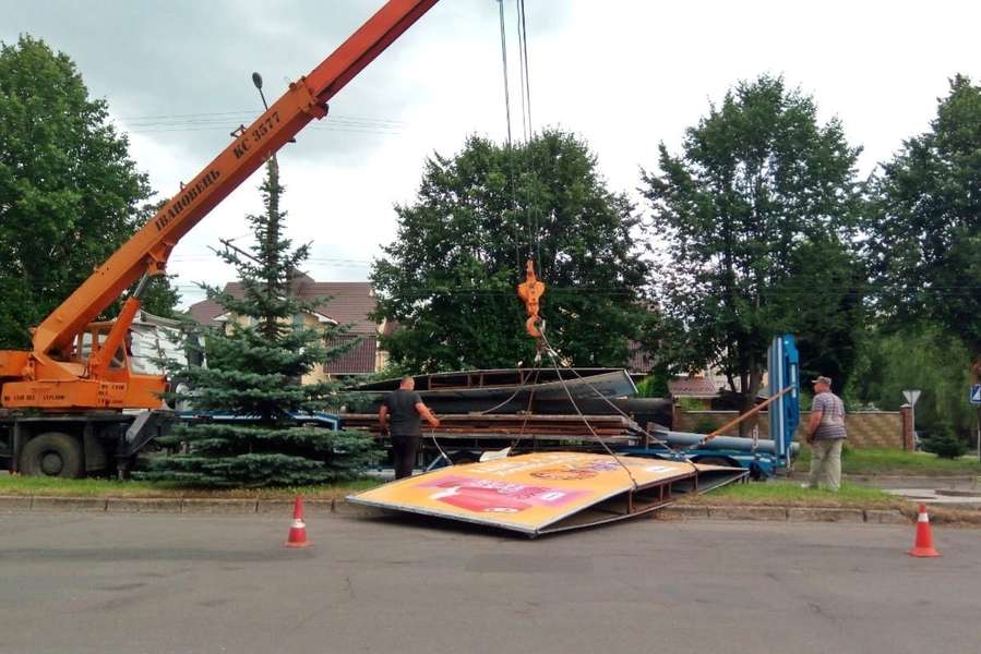 Власники не платять місту: у Луцьку демонтували кілька рекламних бордів (відео)