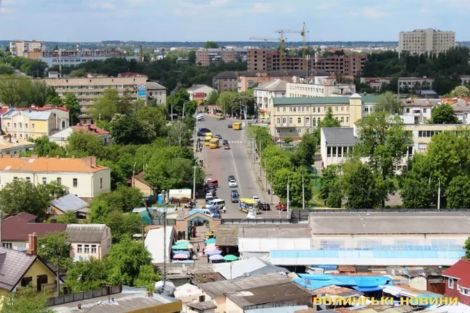 У Луцьку демонтують незаконно встановлене кафе