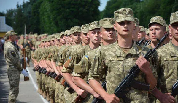 Цього літа випускників не забиратимуть до армії