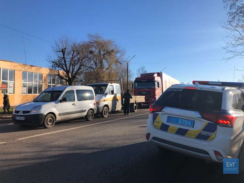 У Нововолинську зіткнулися дві вантажівки і легковик (фото)