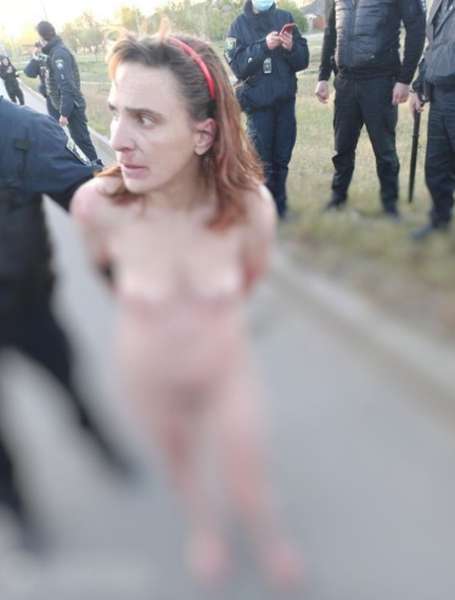 У Харкові затримали голу жінку, яка бігала містом з відрізаною головою дитини (фото 18+)