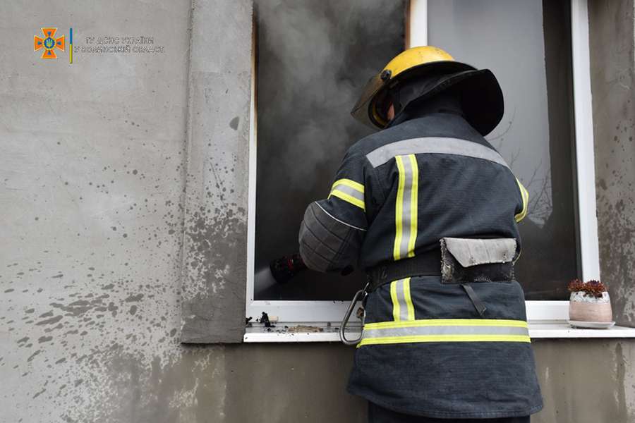Госпіталізували чоловіка: з'явились нові деталі пожежі в Луцьку на вулиці Гнатюка (фото, відео)