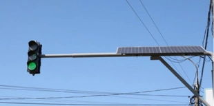 У Луцьку на перехресті світлофор обладнали сонячними панелями (фото)