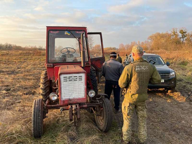 Біля кордону з Польщею затримали тракториста-контрабандиста (фото)