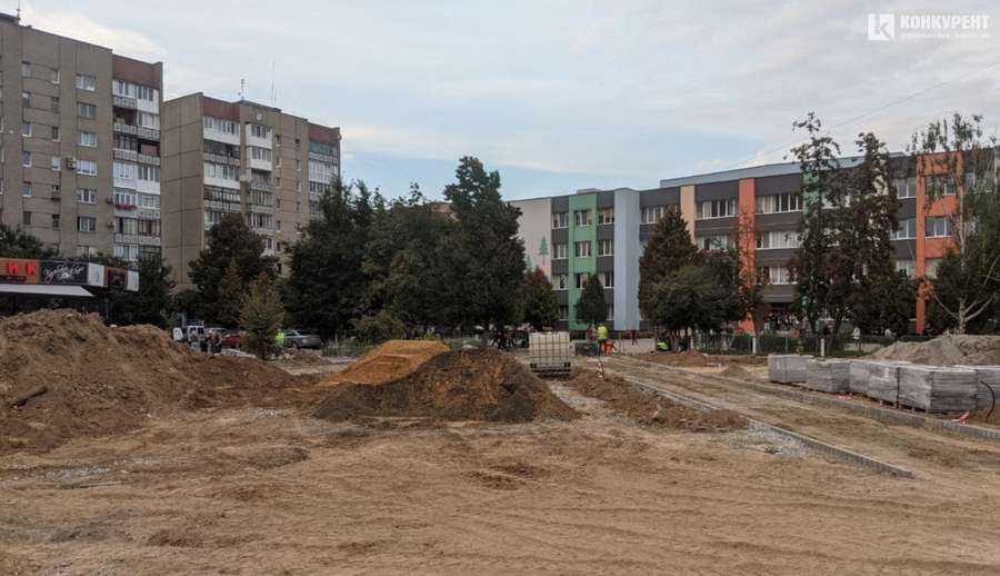 Як просувається будівництво скверу біля луцької школи № 26 (фото)