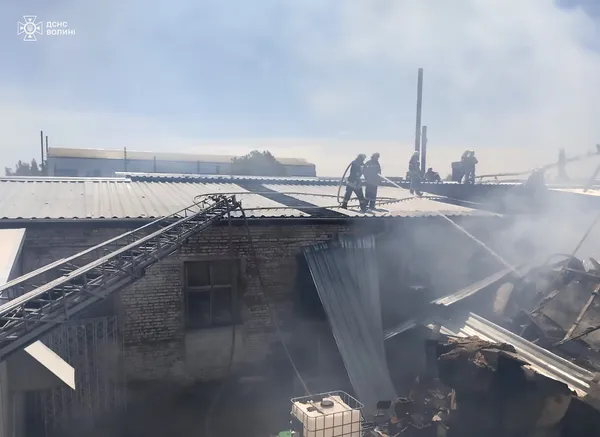 У Володимирському районі горіло велике підприємство (фото)