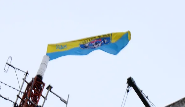 Не помилилися: прапор у центрі Луцька повісили правильно 