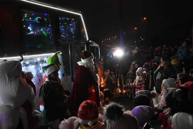 Селами Луцької громади їздив святковий автобус з Миколаєм (фото)