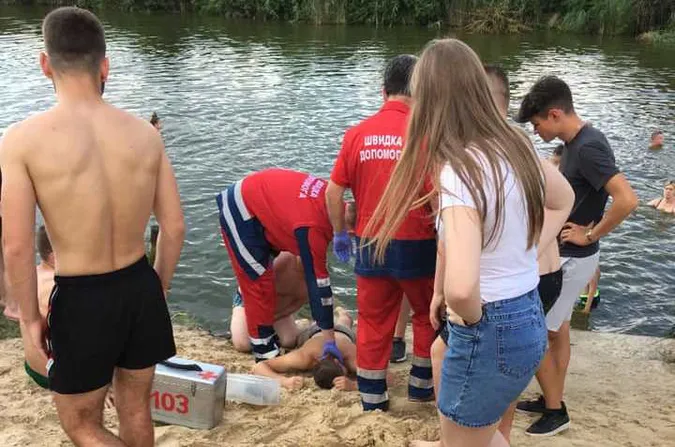 Не відчуває ніг: у ставку під Луцьком травмувався чоловік (фото)