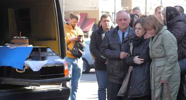 Остання колискова для брата: у Луцьку попрощалися з двома бійцями полку «РЕЙД» (відео)
