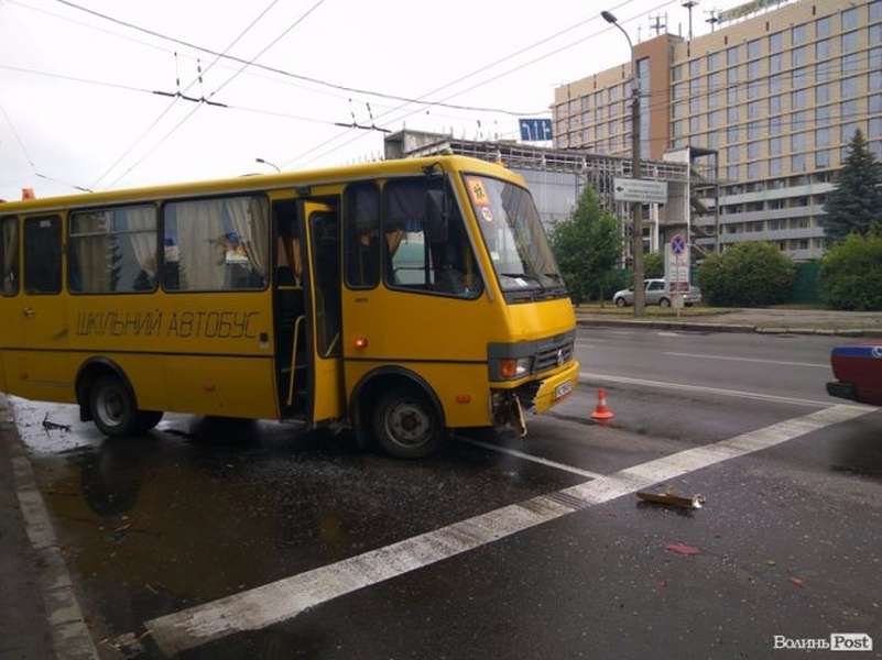 У Луцьку шкільний автобус в'їхав у легковик (фото)