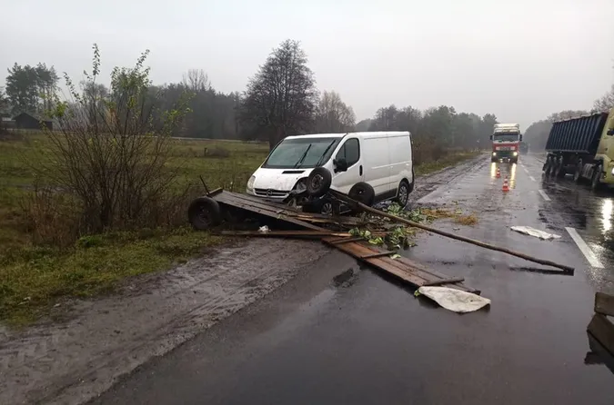 На Волині 75-річна жінка «скерувала» віз в автомобіль