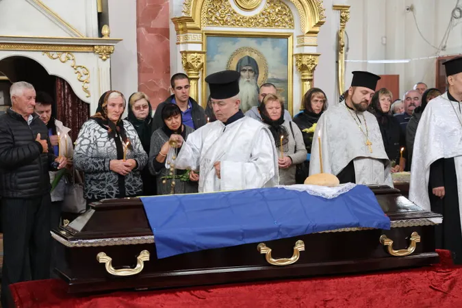 Луцьк навколішки попрощався з воїном Анатолієм Гончаревичем