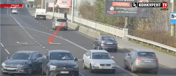 Citroen «влупився» в Mercedes: показали відео момент аварії у Луцьку (відео)