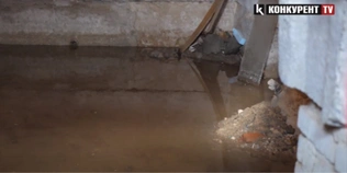 У Луцьку під багатоповерхівкою – «озеро», яке руйнує квартири (відео)