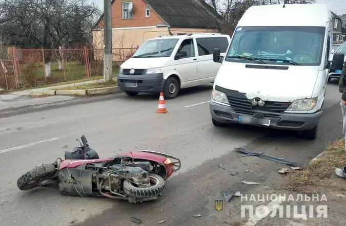 У Ковелі бабуся на скутері протаранила бус (фото, відео)