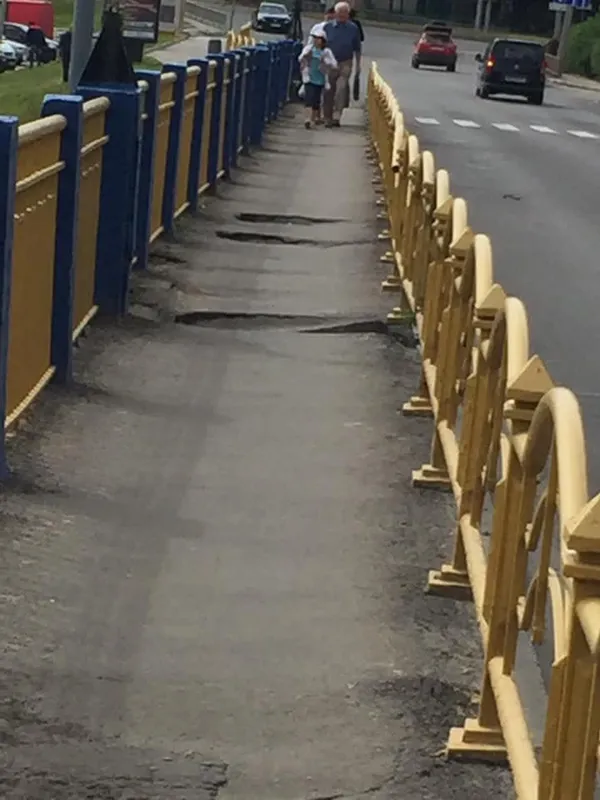 На Шевченка в Луцьку провалюється міст (фото)