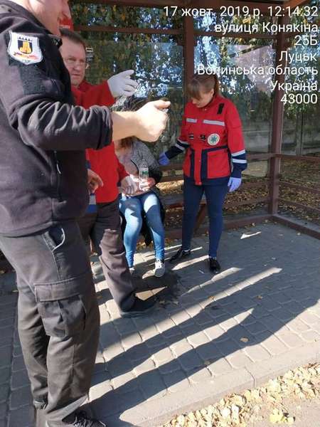 У Луцьку муніципали допомогли жінці, яка впала і забилася на переході (фото)