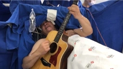 Пацієнт співав та грав на гітарі під час видалення пухлини головного мозку (відео)
