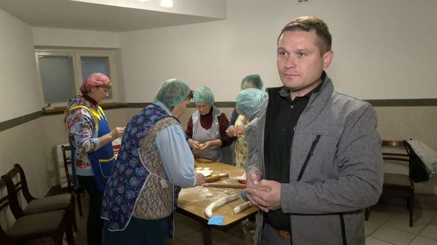 Збираються тричі на тиждень: у Луцьку волонтерки готують для військових півтисячі вареників за раз (фото, відео)