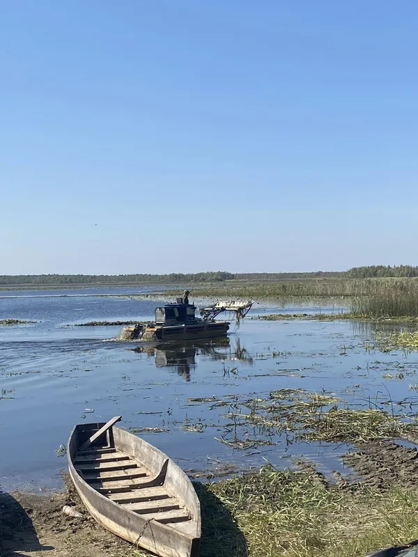 Для купання та риболовлі: на Волині машина-амфібія чистила озеро (фото)