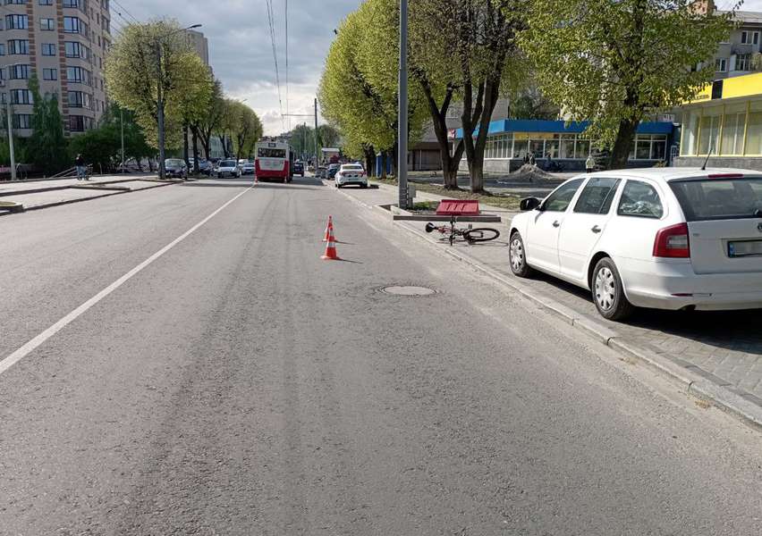 Велосипедист був п'яний: деталі ДТП у центрі Луцька (фото, відео)